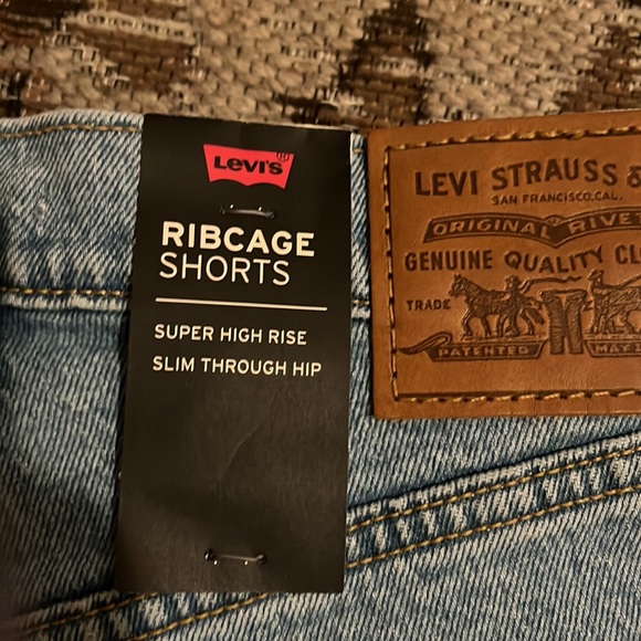 LEVI’S Ribcage Shorts - Picture 6 of 7